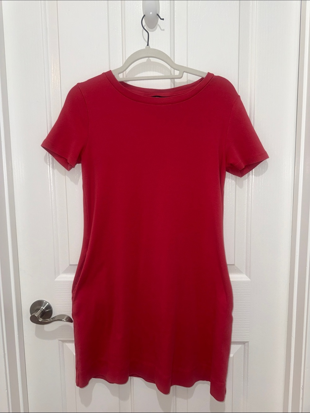 Ellen Tracy Red Short-Sleeve Knit Shift Mini Dress with Two Side Pockets - Small